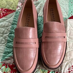 #153 Journee Collection Blush Kenny Crocodile-Embossed Loafers W 8 NWOTWB